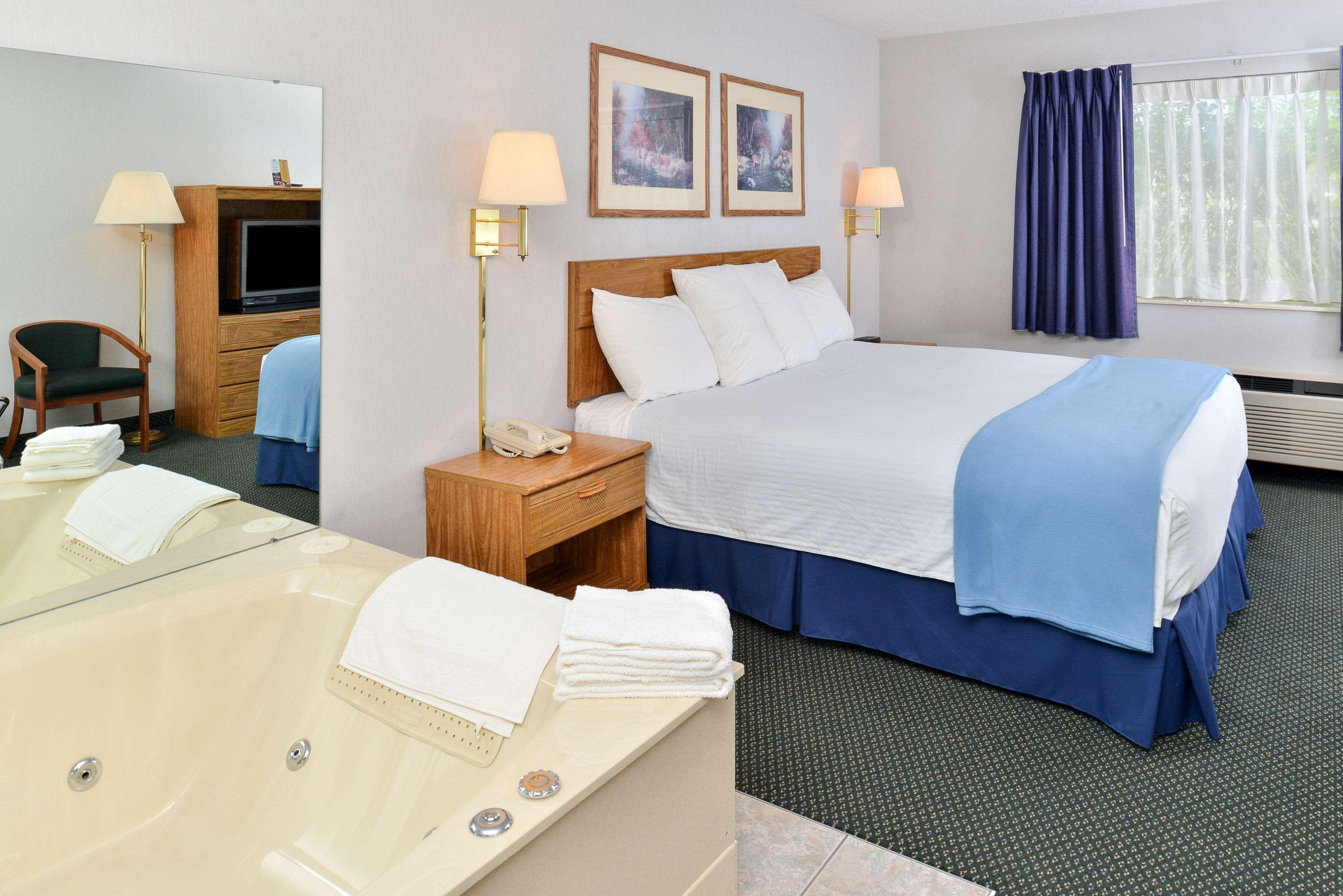 Americas Best Value Inn & Suites - Tahquamenon Country Newberry Exterior photo
