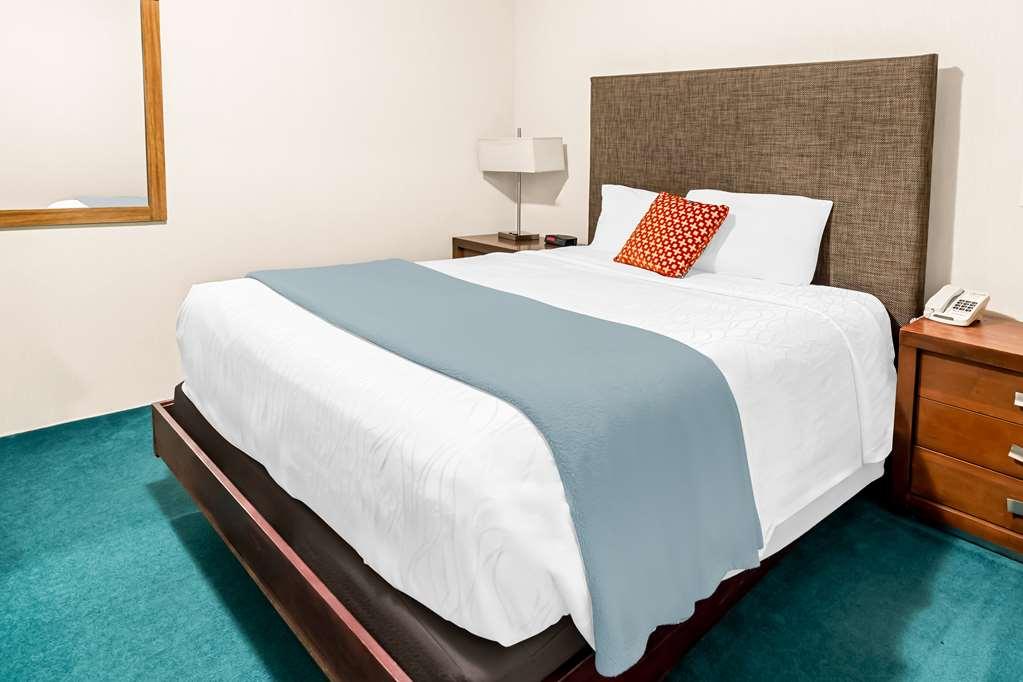 Americas Best Value Inn & Suites - Tahquamenon Country Newberry Room photo