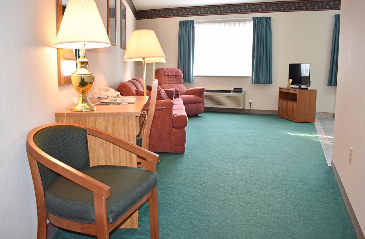Americas Best Value Inn & Suites - Tahquamenon Country Newberry Exterior photo