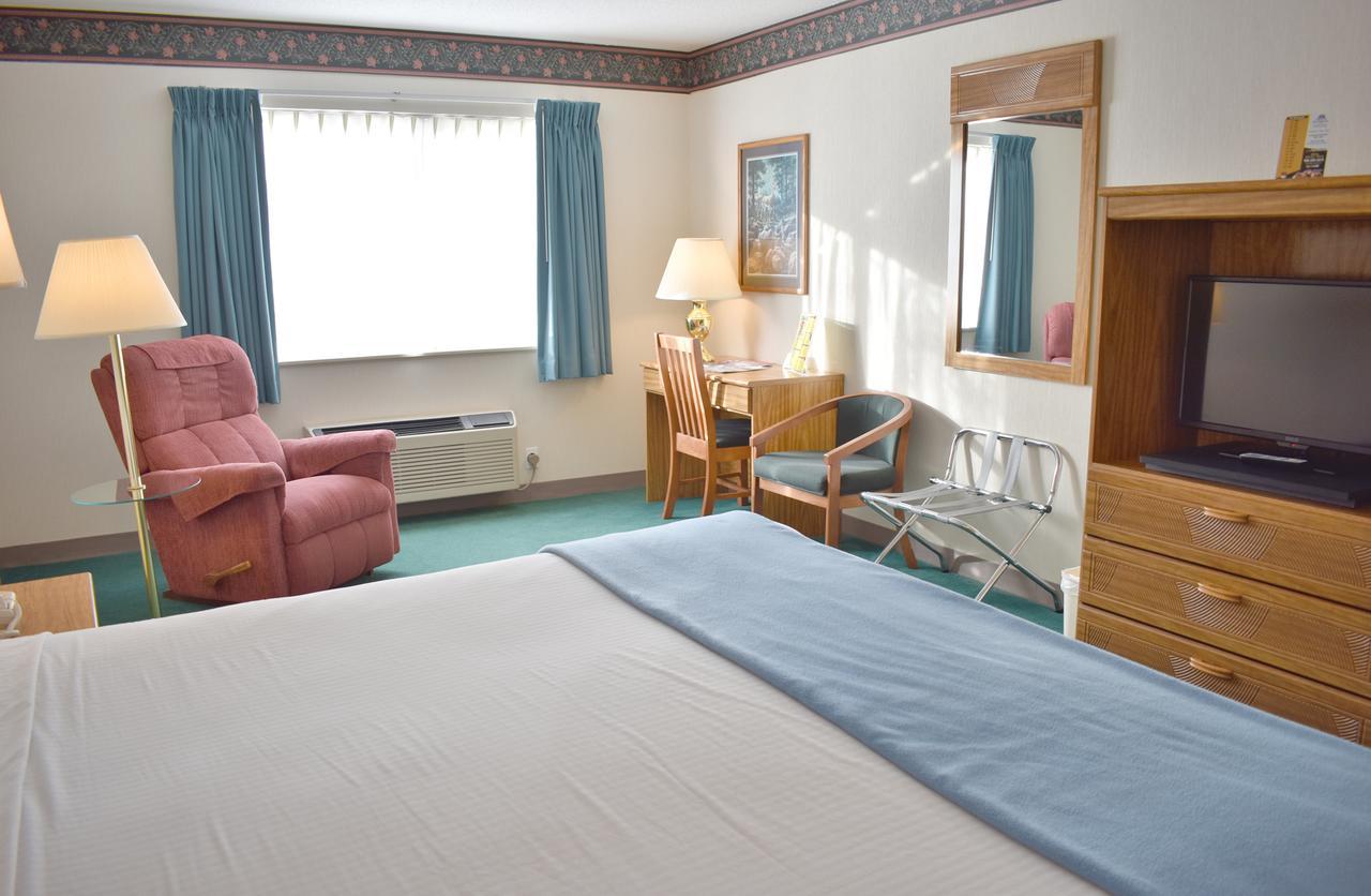 Americas Best Value Inn & Suites - Tahquamenon Country Newberry Exterior photo
