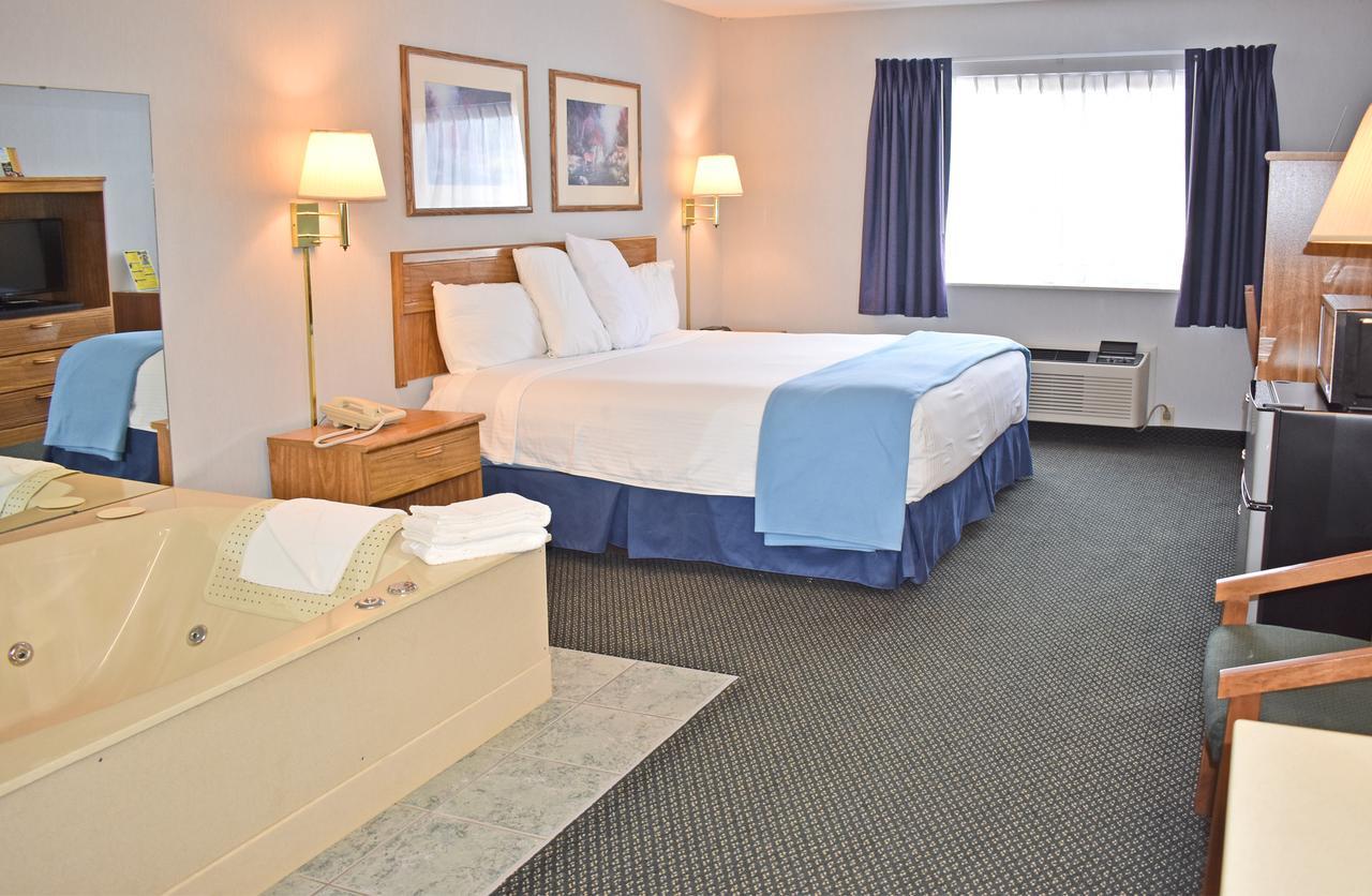Americas Best Value Inn & Suites - Tahquamenon Country Newberry Exterior photo