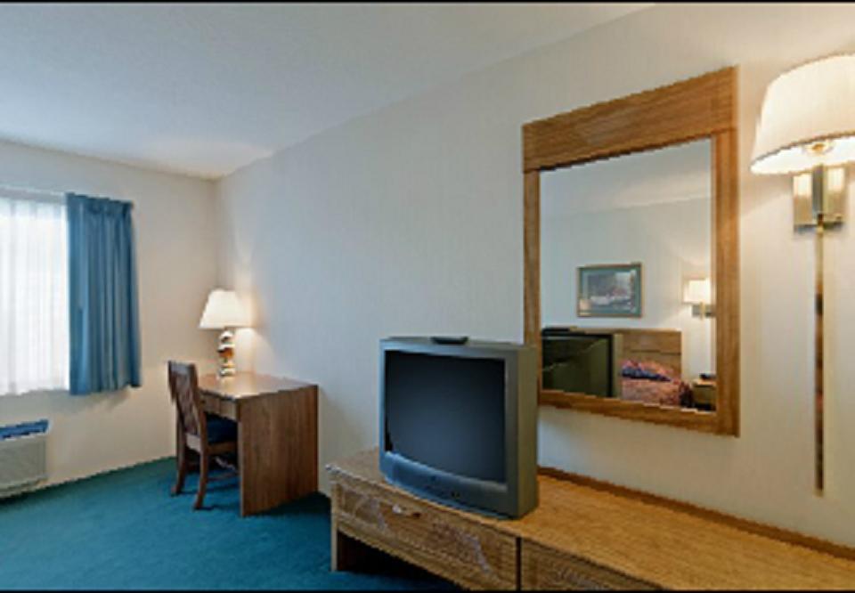 Americas Best Value Inn & Suites - Tahquamenon Country Newberry Exterior photo